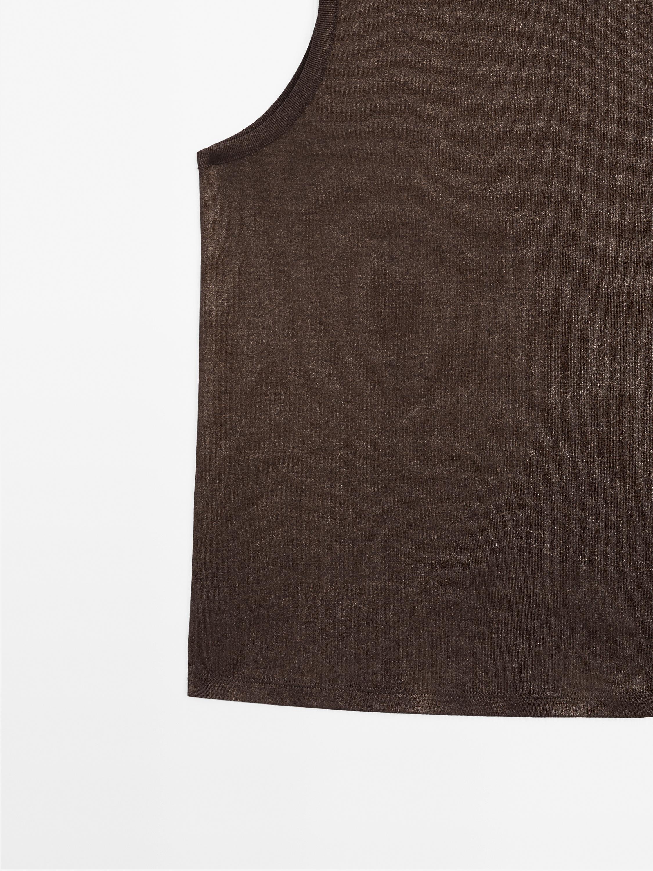 Round neck top with shimmery detail